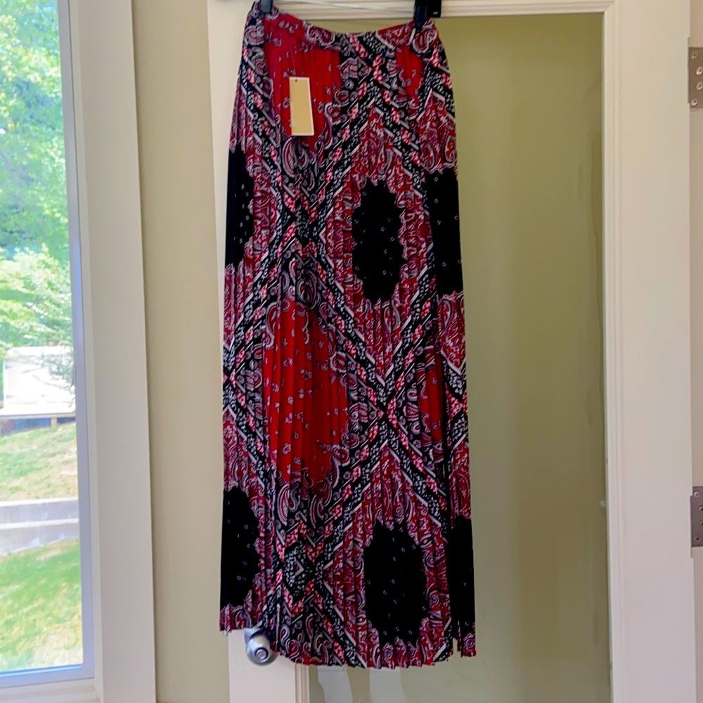 Knife pleated maxi skirt. Bandana pattern